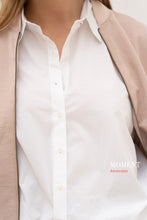 Load image into Gallery viewer, Witte Katoenen Blouse van Moment Amsterdam, Item referentie : 27.702-23, type Boy Friend Shirt in Crisp Cotton Poplin. Dit is een prachtige basis blouse in het wit. Deze blouse is verkrijgbaar in verschillende kleuren: White en Bright Green en mag zeker niet in jouw garderobe ontbreken.