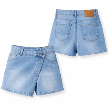 Load image into Gallery viewer, Denim Short met overslag, een rok en short in een! Toxik3 Skort met overslag van Toxik is een combinatie van een rok en een broek met stretch. Skort heeft lusjes, kan met een riem gedragen worden. Deze denim skort biedt ultiem comfort en heeft een frisse, casual look. Laat je unieke stijl stralen en voel je zelfverzekerd met deze veelzijdige short met overslag!