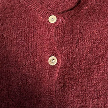 Afbeelding in Gallery-weergave laden, Donkerrood Vest Grande Chic in de kleur Bordeaux. Vest met ronde hals, lange mouwen en knoopjes. Super Zacht Vest en Trui ineen, nu al een bestseller!
Grande Chic Vest van Beauregard is verkrijgbaar in verschillende kleuren.