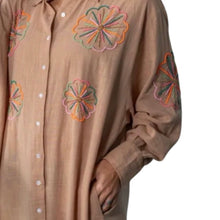 Load image into Gallery viewer, Jurk Minoty Camel van Gold & Silver is een doorknoopjurk met steekzakken, gekleurde kraaltjes geborduurd in bloemen patroon. De jurk heeft lange mouwen, een kraag en knoopsluiting. Een jurk met split om casual te dragen als zomerjurk of op vakantie als kimono.