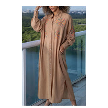 Load image into Gallery viewer, Jurk Minoty Camel van Gold & Silver is een doorknoopjurk met steekzakken, gekleurde kraaltjes geborduurd in bloemen patroon. De jurk heeft lange mouwen, een kraag en knoopsluiting. Een jurk met split om casual te dragen als zomerjurk of op vakantie als kimono.