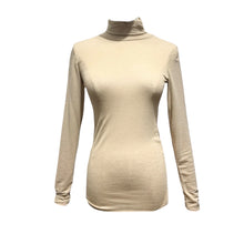 Load image into Gallery viewer, Beige Dunne Trui Coco, is een super fijngebreid truitje met een colletje en lange mouwen. Trui Coco is translucent, vervaardigd van een mooie cashmere blend en is in verschillende kleuren verkrijgbaar: bruin, beige, blauw, zwart, bordeaux.