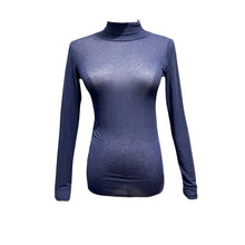 Load image into Gallery viewer, Blauwe Dunne Trui Coco, is een super fijngebreid truitje met een colletje en lange mouwen. Trui Coco is translucent, vervaardigd van een mooie cashmere blend en is in verschillende kleuren verkrijgbaar: bruin, beige, blauw, zwart, bordeaux.