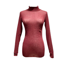 Load image into Gallery viewer, Bordeaurood Dunne Trui Coco, is een super fijngebreid truitje met een colletje en lange mouwen. Trui Coco is translucent, vervaardigd van een mooie cashmere blend en is in verschillende kleuren verkrijgbaar: bruin, beige, blauw, zwart, bordeaux.