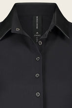 Load image into Gallery viewer, Zwarte Blouse Kikkie U7231100LS is een getailleerde blouse uit de basis collectie van Jane Luskha, heeft lange mouwen, donkere knoopjes en een kraag. Deze stijlvolle blouse is ook ontzettend mooi om te dragen onder een pak. De blouse is van de bekende travel kwaliteit, is verkrijgbaar in zwart, wit en donkerblauw.
