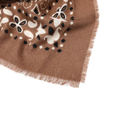 Afbeelding in Gallery-weergave laden, Maak je outfit compleet met dit stijlvolle, zachte sjaaltje met paisley print, in khaki kleur. Verkrijgbaar in verschillende kleuren. Draag het sjaaltje casual bij een blouse of jas, of geef een eenvoudige outfit direct een chique touch.