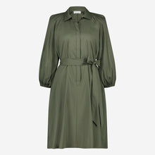Afbeelding in Gallery-weergave laden, Groene Jurk Carlen ES92421115 van Jane Lushka is een sportieve korte wijde jurk van katoen met kraag en bedekte knoopjes tot halverwege jurk. Jurk heeft 3/4 pofmouwen met elastiek en steekzakken aan beide kanten. Deze jurk heeft geen lusjes, maar wel een lange ceintuur in dezelfde stof voor een nonchalant effect, ook zonder ceintuur te dragen. De Carlen Jurk draagt erg comfortabel door het soepele katoen en is goed te dragen voor elke gelegenheid. Het model is 1,79 cm lang en draagt maat S.
