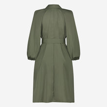 Afbeelding in Gallery-weergave laden, Groene Jurk Carlen ES92421115 van Jane Lushka is een sportieve korte wijde jurk van katoen met kraag en bedekte knoopjes tot halverwege jurk. Jurk heeft 3/4 pofmouwen met elastiek en steekzakken aan beide kanten. Deze jurk heeft geen lusjes, maar wel een lange ceintuur in dezelfde stof voor een nonchalant effect, ook zonder ceintuur te dragen. De Carlen Jurk draagt erg comfortabel door het soepele katoen en is goed te dragen voor elke gelegenheid. Het model is 1,79 cm lang en draagt maat S.
