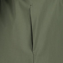 Afbeelding in Gallery-weergave laden, Groene Jurk Carlen ES92421115 van Jane Lushka is een sportieve korte wijde jurk van katoen met kraag en bedekte knoopjes tot halverwege jurk. Jurk heeft 3/4 pofmouwen met elastiek en steekzakken aan beide kanten. Deze jurk heeft geen lusjes, maar wel een lange ceintuur in dezelfde stof voor een nonchalant effect, ook zonder ceintuur te dragen. De Carlen Jurk draagt erg comfortabel door het soepele katoen en is goed te dragen voor elke gelegenheid. Het model is 1,79 cm lang en draagt maat S.