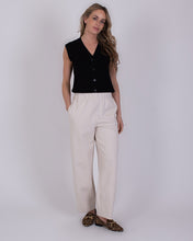 Afbeelding in Gallery-weergave laden, Broek Bilbao Kit van the Clothed Collectie. Een comfortabele en modieuze jogger broek met steekzakken en een elastische tailleband. Uitstekend te combineren met Sweater Malaga in dezelfde Kit kleur!