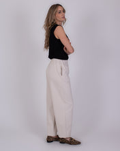 Afbeelding in Gallery-weergave laden, Broek Bilbao Kit van the Clothed Collectie. Een comfortabele en modieuze jogger broek met steekzakken en een elastische tailleband. Uitstekend te combineren met Sweater Malaga in dezelfde Kit kleur!