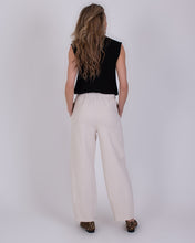 Afbeelding in Gallery-weergave laden, Broek Bilbao Kit. Een comfortabele en modieuze jogger broek met steekzakken en een elastische tailleband. Uitstekend te combineren met Sweater Malaga in dezelfde Kit kleur!