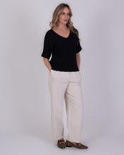 Afbeelding in Gallery-weergave laden, Broek Bilbao Kit van the Clothed Collectie. Een comfortabele en modieuze jogger broek met steekzakken en een elastische tailleband. Uitstekend te combineren met Sweater Malaga in dezelfde Kit kleur!