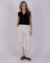 Afbeelding in Gallery-weergave laden, Broek Bilbao Kit van the Clothed Collectie. Een comfortabele en modieuze jogger broek met steekzakken en een elastische tailleband. Uitstekend te combineren met Sweater Malaga in dezelfde Kit kleur!