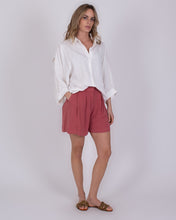 Load image into Gallery viewer, Offwhite Blouse Busan is een stijlvolle en verfijnde blouse uit de The Clothed Collectie. De subtiel verweven strepen geven de blouse extra structuur en zorgen voor een luxueuze uitstraling. De zachte offwhite kleur maakt dit item tijdloos en eenvoudig te combineren met zowel casual als meer geklede outfits. De blouse heeft een wijdere pasvorm die comfortabel draagt en mooi valt. De elegante 3/4 vlindermouwen geven het ontwerp een speels en vrouwelijk karakter.