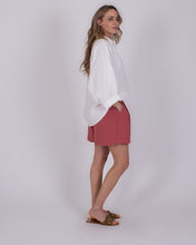 Load image into Gallery viewer, Offwhite Blouse Busan is een stijlvolle en verfijnde blouse uit de The Clothed Collectie. De subtiel verweven strepen geven de blouse extra structuur en zorgen voor een luxueuze uitstraling. De zachte offwhite kleur maakt dit item tijdloos en eenvoudig te combineren met zowel casual als meer geklede outfits. De blouse heeft een wijdere pasvorm die comfortabel draagt en mooi valt. De elegante 3/4 vlindermouwen geven het ontwerp een speels en vrouwelijk karakter.