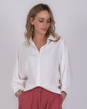 Load image into Gallery viewer, Offwhite Blouse Busan is een stijlvolle en verfijnde blouse uit de The Clothed Collectie. De subtiel verweven strepen geven de blouse extra structuur en zorgen voor een luxueuze uitstraling. De zachte offwhite kleur maakt dit item tijdloos en eenvoudig te combineren met zowel casual als meer geklede outfits. De blouse heeft een wijdere pasvorm die comfortabel draagt en mooi valt. De elegante 3/4 vlindermouwen geven het ontwerp een speels en vrouwelijk karakter.