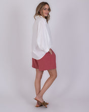 Load image into Gallery viewer, Offwhite Blouse Busan is een stijlvolle en verfijnde blouse uit de The Clothed Collectie. De subtiel verweven strepen geven de blouse extra structuur en zorgen voor een luxueuze uitstraling. De zachte offwhite kleur maakt dit item tijdloos en eenvoudig te combineren met zowel casual als meer geklede outfits. De blouse heeft een wijdere pasvorm die comfortabel draagt en mooi valt. De elegante 3/4 vlindermouwen geven het ontwerp een speels en vrouwelijk karakter.