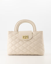 Afbeelding in Gallery-weergave laden, Ecru Lederen Handtas met een lang verstelbaar hengsel, tas is te sluiten met een draaisluiting. Tas Veronique is vervaardigd van Italiaans leer en bestaat uit een hoofdvak met een middenvak met rits. Tas Veronique is verkrijgbaar in verschillende kleuren: Ecru, Wit.