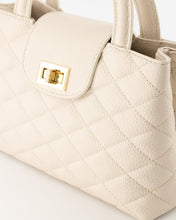 Afbeelding in Gallery-weergave laden, Ecru Lederen Handtas met een lang verstelbaar hengsel, tas is te sluiten met een draaisluiting. Tas Veronique is vervaardigd van Italiaans leer en bestaat uit een hoofdvak met een middenvak met rits. Tas Veronique is verkrijgbaar in verschillende kleuren: Ecru, Wit.