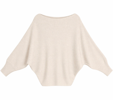 Afbeelding in Gallery-weergave laden, Deze stijlvolle trui is een echte must-have voor elke garderobe. Het model heeft een elegante boothals, waardoor je hem zowel klassiek als speels off shoulder kunt dragen. De vleermuismouwen geven de trui een nonchalante, vrouwelijke uitstraling en zorgen voor een comfortabele, ruimvallende fit.