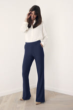Load image into Gallery viewer, Blauwe Broek van Corel, kleur Marine, model Boa Flare Sport heeft een elastische hoge tailleband sluit naadloos aan op het lichaam en door de uiteenlopende pijpen heeft de broek een flaterend karakter. De broek is gemaakt van een comfortabale, middelzware stretchy materialenmix.