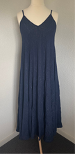 Afbeelding in Gallery-weergave laden, Jurk Maxi Shimmer & Shine is een lange wijde jurk van een gerimpelde stof. De jurk heeft een prachtige maar subtiele shimmer, heeft een V-hals en spaghettibandjes. De jurk is one size, is te dragen van maat 36 t/m maat 44 en is verkrijgbaar in verschillende kleuren: Navy, Fuchsia.