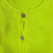 Afbeelding in Gallery-weergave laden, Felgroen Vest 'For Her' van So Beau by Beauregard, in de kleur Jaune Fluo. Vest met een ronde hals, lange mouwen en knoopjes om het vest eventueel te sluiten, om het als trui te dragen. Vest is verkrijgbaar in verschillende kleuren. Super Zacht Vest, is nu al een van onze bestsellers!