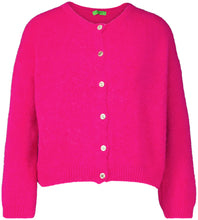 Afbeelding in Gallery-weergave laden, Felroze Vest Grande Chic in de kleur Fuchsia. Vest met ronde hals, lange mouwen en knoopjes. Super Zacht Vest en Trui ineen, nu al een bestseller!
Grande Chic Vest is verkrijgbaar in verschillende kleuren.