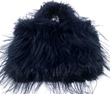 Afbeelding in Gallery-weergave laden, Blauwe Tas, Superleuke Fluffy Tas is een zachte, pluizige handtas in een geweldige kleur! De tas heeft twee hengsels en een afneembare goudkleurige ketting, is gevoerd en heeft een magneetsluiting. Ze voelen aaibaar aan en geven je festival outfit een speelse look!
Tas Fluffy is verkrijgbaar in verschillende kleuren: Pink, Green, Navy.