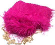 Afbeelding in Gallery-weergave laden, Roze Tas, Superleuke Fluffy Tas is een zachte, pluizige handtas in een geweldige kleur! De tas heeft twee hengsels en een afneembare goudkleurige ketting, is gevoerd en heeft een magneetsluiting. Ze voelen aaibaar aan en geven je festival outfit een speelse look!
Tas Fluffy is verkrijgbaar in verschillende kleuren: Pink, Green, Navy.