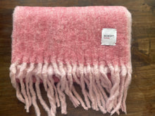 Load image into Gallery viewer, Lange Sjaal, een prachtige sjaal van Moment Amsterdam met referentie 52.205-23 in de kleur Vintage Rose met afmeting 180cmx35cm. Met deze sjaal blijf je lekker warm en maak jij jouw outfit helemaal compleet.