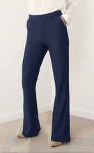 Load image into Gallery viewer, Blauwe Broek van Corel, kleur Marine, model Boa Flare Sport heeft een elastische hoge tailleband sluit naadloos aan op het lichaam en door de uiteenlopende pijpen heeft de broek een flaterend karakter. De broek is gemaakt van een comfortabale, middelzware stretchy materialenmix.