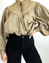 Load image into Gallery viewer, Deze oversized blouse is een heerlijk luchtige wijde blouse met lange mouwen, heeft op het voorpand en het achterpand een dubbel gestikt stuk in een punt, als leuk detail. Blouse is verkrijgbaar in verschillende kleuren: Brique, Army Green, Beige. Deze blousetops zijn mooi te combineren met een spijkerbroek/rok of een flared broek van Corel.