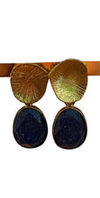 Load image into Gallery viewer, Blauwe Oorbellen Edelsteen Lapis Lazuli, prachtige gold plated oorbellen, type oorstekers. Afmeting van deze oorbellen is 3cm x 1,5cm.