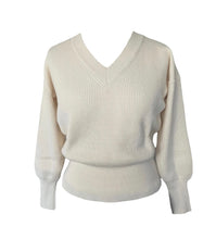 Afbeelding in Gallery-weergave laden, Offwhite Trui is van een heerlijk zachte stof, een mooie knitwear. Prachtige trui van viscose!