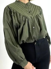 Load image into Gallery viewer, Groene Blouse, deze oversized blouse is een heerlijk luchtige wijde blouse met lange ballonmouwen en een mao kraag, heeft op het voorpand en het achterpand een dubbel gestikt stuk in een punt, als leuk detail. Blouse is verkrijgbaar in verschillende kleuren: Brique, Army Green, Beige.