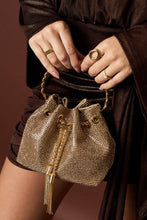 Load image into Gallery viewer, Kleine glitter gala tas met ring in elegante champagne kleur. Compact, stijlvol en perfect voor feestjes en speciale gelegenheden. Mooie glans en handig kettinkje.