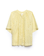Load image into Gallery viewer, Gele Blouse Top Blanca van de Moment Amsterdam Collectie is een top met een ronde hals en een korte vlindermouw in een prachtige zomerse kleur. Deze katoenen blouse top heeft knoopjes tot halverwege de blouse en een gaatjes patroon met geborduurde bloemen.