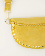 Afbeelding in Gallery-weergave laden, Gele Tas Debby is een zandkleurige lederen heuptas tas, gemaakt van suède leer. Met afneembaar/verstelbaar hengsel, tas heeft studs en is te sluiten met rits
