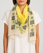 Load image into Gallery viewer, Sjaal Rafella Yellow is een prachtige vierkante sjaal van de Moment Amsterdam Collectie in de multi kleuren taupe, geel en aquablauw. Sjaal met item referentie 22.203.25 heeft de afmeting 120cm x 120cm en geeft jouw outfit net wat extra's. Met deze sjaal maak jij jouw outfit helemaal compleet.