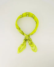 Load image into Gallery viewer, Veelzijdige Sjaal van Astrid Groot is een leuke sjaal met print. Een leuke accessoire om op verschillende manieren te dragen, om je nek, in het haar of aan een tas.
Deze sjaal is in verschillende kleuren verkrijgbaar: Kelly Green, Geel, Jeansblauw, Fuchsia.