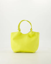 Afbeelding in Gallery-weergave laden, Tas Baby Lou is een praktische en elegante handtas met een afneembaar en verstelbaar hengsel, waardoor deze tas zowel als handtas als crossbody gedragen kan worden.
Deze tas is vervaardigd van hoogwaardig leer en is ideaal voor dagelijks gebruik. Tas Baby Lou is verkrijgbaar in verschillende kleuren: Ecru, Geel, Lila, Jeansblauw suède, Luipaard suède.
Afmeting : 16cm x 17cm x 10cm