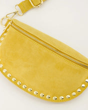 Afbeelding in Gallery-weergave laden, Gele Tas Debby is een zandkleurige lederen heuptas tas, gemaakt van suède leer. Met afneembaar/verstelbaar hengsel, tas heeft studs en is te sluiten met rits.