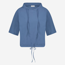Load image into Gallery viewer, Blauwe Top van travelkwaliteit, Top Gia is een sportieve top met een subtiele opstaande kraag met strik in de boorden in een prachtige blauwe kleur. Deze top is perfect te combineren met Broek Landa van de Jane Lushka Collectie.
