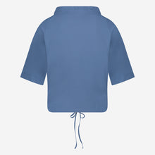 Load image into Gallery viewer, Blauwe Top van travelkwaliteit, Top Gia is een sportieve top met een subtiele opstaande kraag met strik in de boorden in een prachtige blauwe kleur. Deze top is perfect te combineren met Broek Landa van de Jane Lushka Collectie.