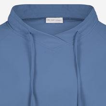 Load image into Gallery viewer, Blauwe Top van travelkwaliteit, Top Gia is een sportieve top met een subtiele opstaande kraag met strik in de boorden in een prachtige blauwe kleur. Deze top is perfect te combineren met Broek Landa van de Jane Lushka Collectie.