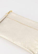 Afbeelding in Gallery-weergave laden, Goudkleurige Leren Metallic Tas die te dragen is als clutch en als crossbody tas. De Valeria Tas heeft een pols band en de tas is te sluiten met een rits. In deze tas zit een steekvakje en heeft een afneembaar kettinghengsel. Deze leuke metallic clutch is verkrijgbaar in verschillende kleuren: Goud, Fuchsia, Paars.