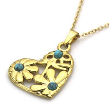 Afbeelding in Gallery-weergave laden, Goudkleurige ketting van stainless steel met een Hartvormige hanger met bloemen details,
Afgewerkt met siersteentjes. Een Elegante, romantische ketting. Leuk om cadeau te geven én te krijgen.
