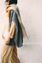Afbeelding in Gallery-weergave laden, Antraciet Gilet van Teddystof, een oversized boxy imitatiebont vest met klassieke bies, opgestikte zakken en knopen. Perfect om jouw outfit extra warmte en stijl te geven